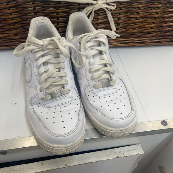 Nike White Low-Top Sneakers - Picture 3 of 6